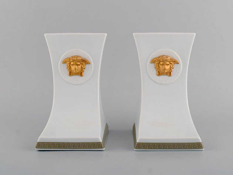 Gianni Versace for Rosenthal. To Gorgona bogstøtter i hvid porcelæn med 
gulddekoration. Sent 1900-tallet. 
