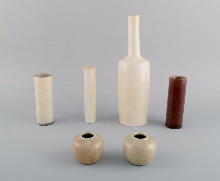 Britisk studio keramiker. Seks vaser i glaseret keramik. 1980