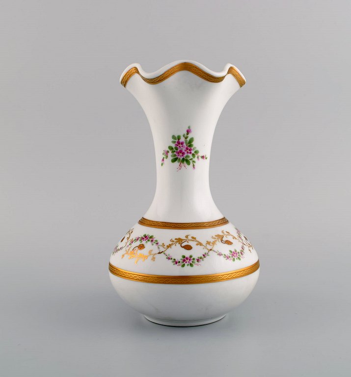 Limoges vase i håndmalet porcelæn med blomster- og gulddekoration. 1920