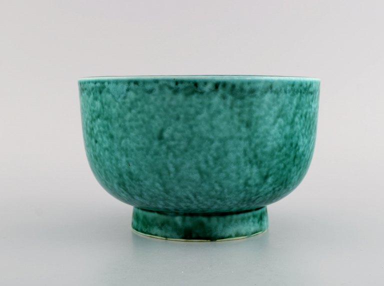 Wilhelm Kåge for Gustavsberg. Argenta art deco bowl in glazed ceramics. 
Beautiful glaze in shades of green. 1940s.
