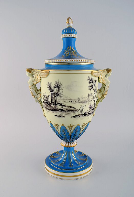 Stor Dresden prydvase i håndmalet porcelæn med klassicistiske scener og hanke i 
form af engle. 1800-tallet. 
