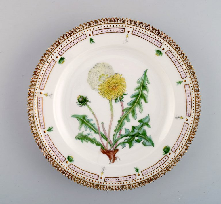 Royal Copenhagen Flora Danica tallerken i håndmalet porcelæn med blomster og 
gulddekoration. Dateret 1948.
