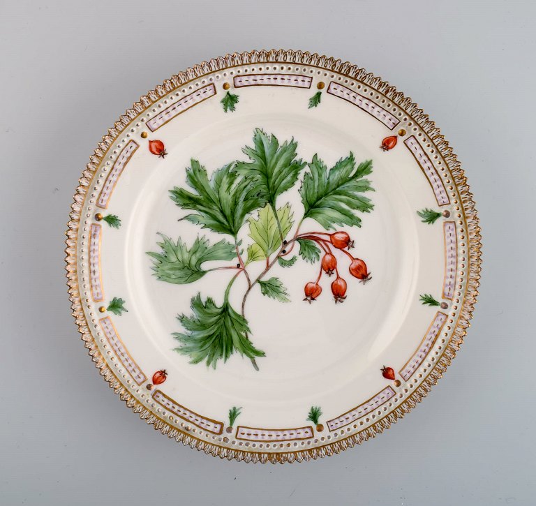 Royal Copenhagen Flora Danica tallerken i håndmalet porcelæn med blomster og 
gulddekoration. Dateret 1949.
