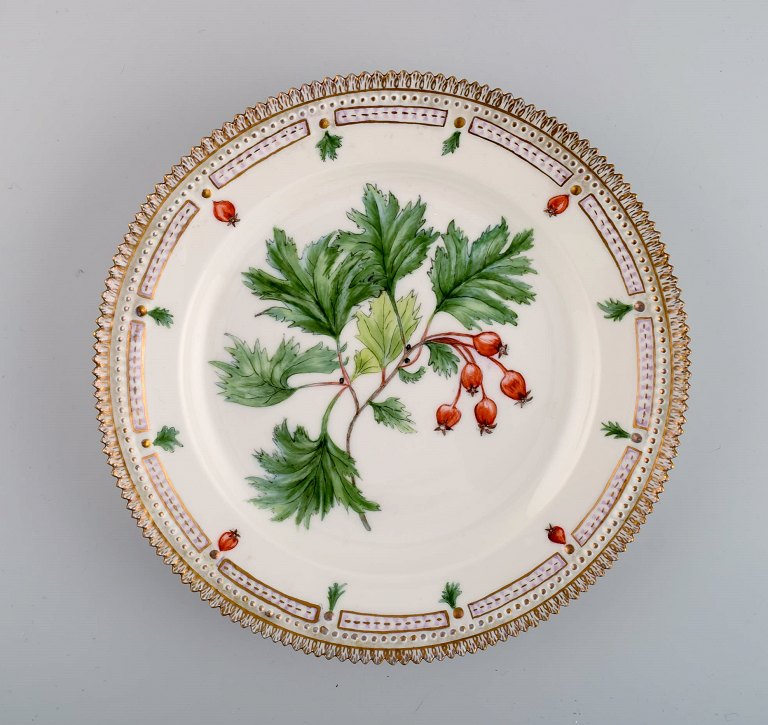 Royal Copenhagen Flora Danica plate in hand-painted porcelain with flowers and 
gold decoration. Dated 1949.
