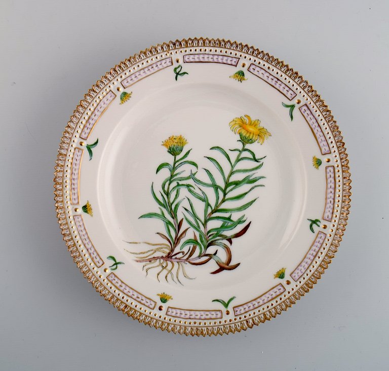 Royal Copenhagen Flora Danica tallerken i håndmalet porcelæn med blomster og 
gulddekoration. Dateret 1950.
