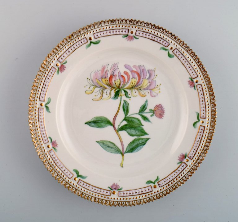 Royal Copenhagen Flora Danica plate in hand-painted porcelain with flowers and 
gold decoration. Dated 1948.
