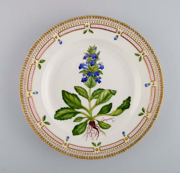 Royal Copenhagen Flora Danica middagstallerken i håndmalet porcelæn med blomster 
og gulddekoration. Modelnummer 20/3549.  
