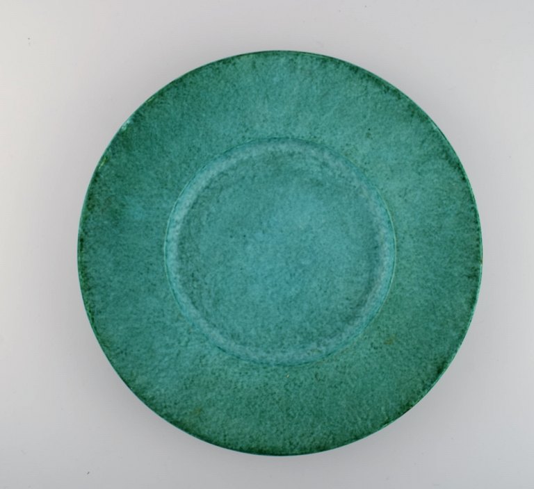 Wilhelm Kåge for Gustavsberg. Argenta art deco dish in glazed ceramics. 
Beautiful glaze in shades of green. 1940s.
