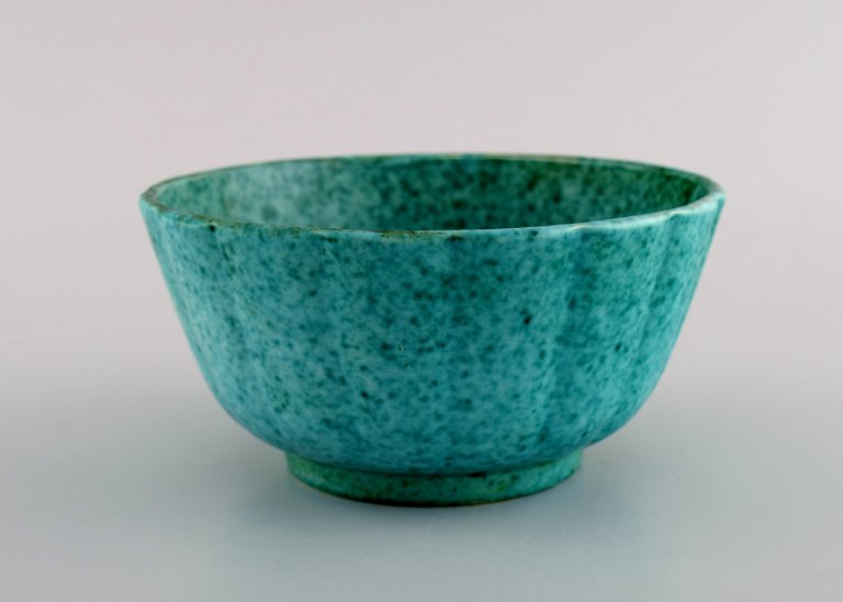 Wilhelm Kåge for Gustavsberg. Argenta art deco bowl in glazed ceramics. 
Beautiful glaze in shades of green. 1950/60