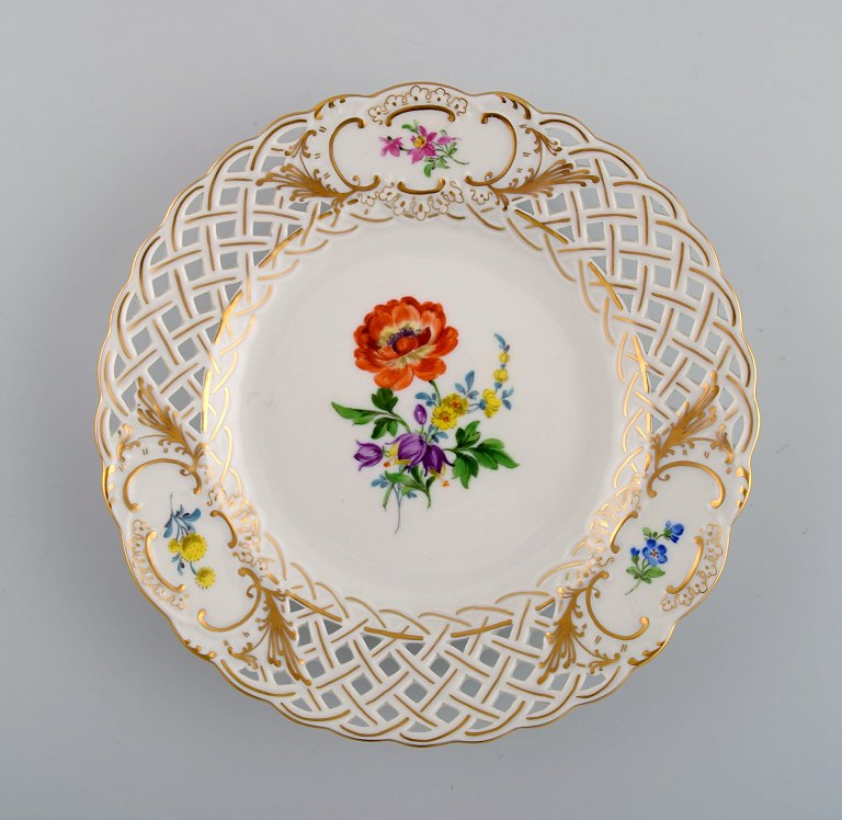 Meissen plate in openwork porcelain with hand-painted flowers and gold 
decoration. 20th century.
