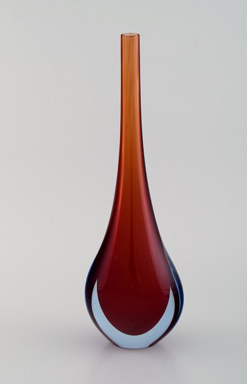 Murano vase i rødligt og klart mundblæst kunstglas. Italiensk design, 
1960/70