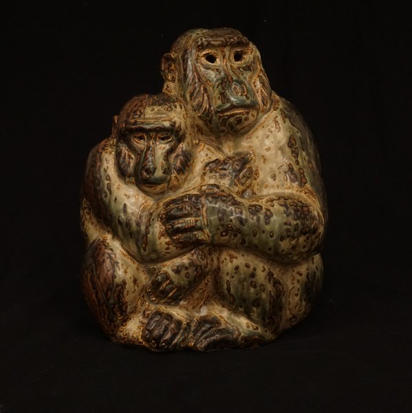 Knud Kyhn, 1880-1969, Steingut: Figurengruppe mit Affen. Signiert und datiert 
1943. H: 30cm