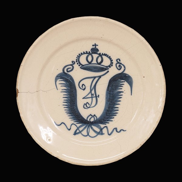 An early St. Kongensgade faience plate. Copenhagen circa 1730. D: 22,5cm