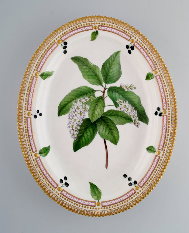 Antique Royal Copenhagen Flora Danica serving dish in hand-painted porcelain 
with flowers and gold decoration. Late 19th century.
