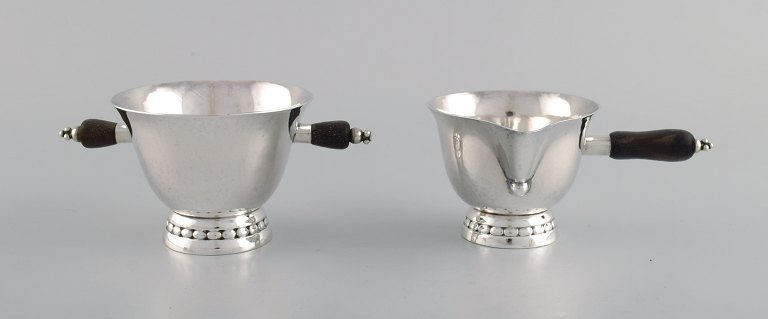 Tidligt Georg Jensen sukker/fløde sæt i sterlingsølv med hanke i ibenholt. 
Dateret 1915-1930. 
