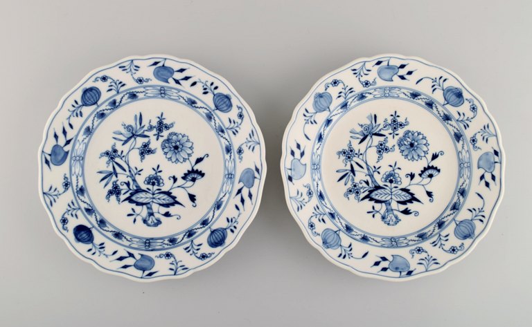 To antikke Meissen "Løgmønstret" middagstallerkener i håndmalet porcelæn. 
Tidligt 1900-tallet.
