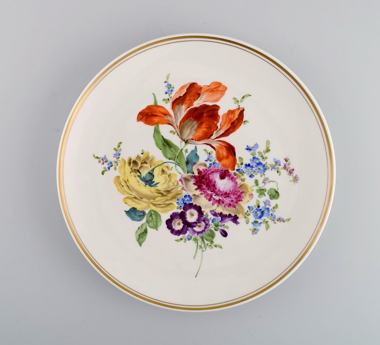 Antik Meissen tallerken i håndmalet porcelæn med blomstermotiver. 
18/1900-tallet.
