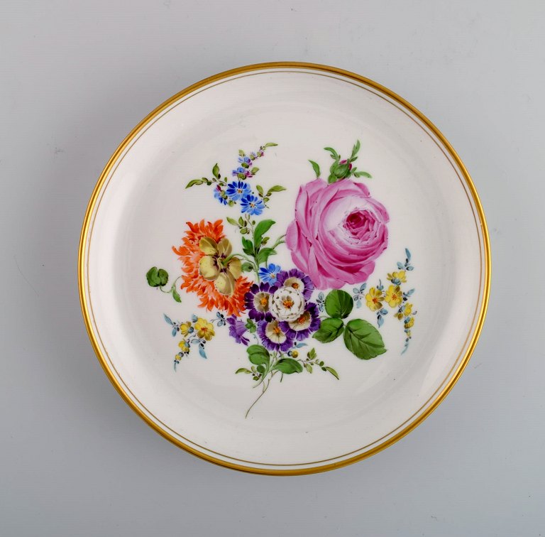 Antik Meissen tallerken i håndmalet porcelæn med blomstermotiver. 
18/1900-tallet.
