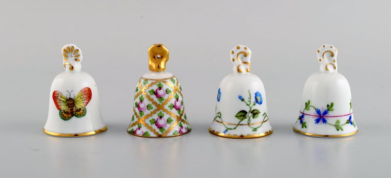 Fire Herend bordklokker i håndmalet porcelæn med blomster og gulddekoration. 
1980