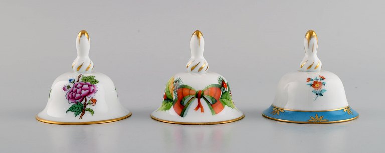 Tre Herend bordklokker i håndmalet porcelæn med blomster og gulddekoration. 
1980