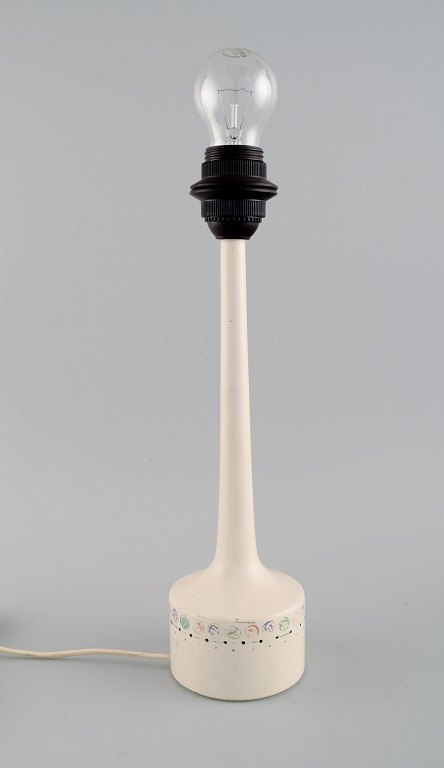 HANS-AGNE JAKOBSSON for A/B MARKARYD. Retro bordlampe i træ med dekoration i 
polykrome pastelfarver. 1960