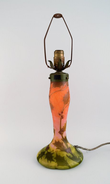 Legras, Frankrig. Stor art nouveau bordlampe i mundblæst kunstglas med overfang 
udskåret med motiver af blomster og bladværk. Tidligt 1900-tallet.
