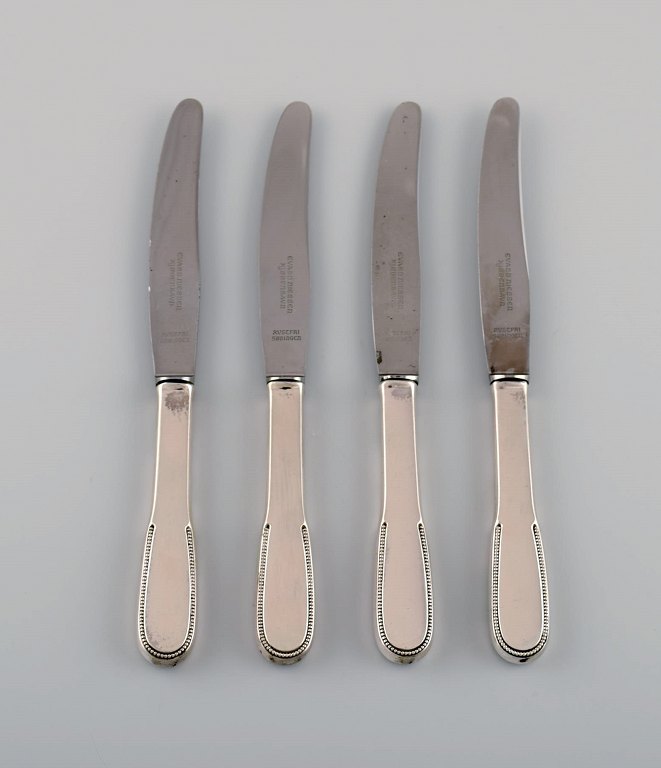 Fire Evald Nielsen nummer 14 små frokostknive i hammerslået sølv (830) og 
rustfrit stål. 1920