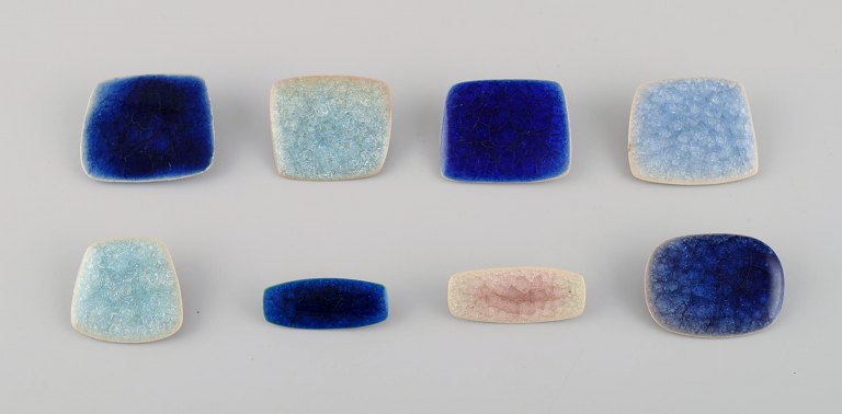 Ole Bjørn Krüger (1922-2007), Danish sculptor and ceramicist. Eight unique 
brooches in glazed stoneware. 1960s / 70s.
