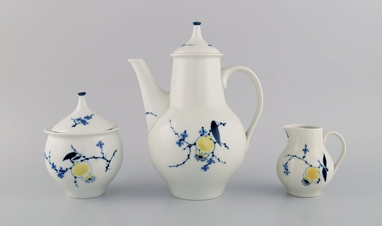 Johannes Hedegaard for Royal Copenhagen. Sjælden Rimmon kaffekande med 
sukker/fløde sæt i håndmalet porcelæn. Dateret 1967. 
