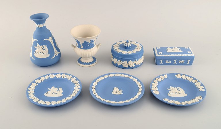 Wedgwood, England. Tre skåle, to vaser og to lågkrukker i lyseblåt og hvidt 
stentøj med klassicistiske scener i hvidt. Tidligt 1900-tallet. 
