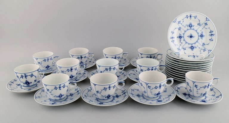 Royal Copenhagen Musselmalet riflet kaffeservice til tolv personer. Modelnummer 
1/2162. 1940