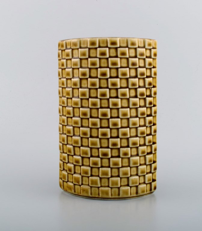 Arabia vase in glazed ceramics. Beautiful glaze in mustard yellow shades. 
Finnish design, mid 20th century.
