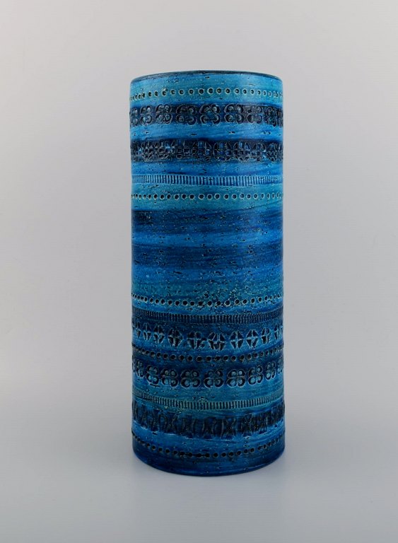 Aldo Londi for Bitossi. Large cylindrical vase in Rimini-blue glazed ceramics 
with geometric patterns. 1960s.
