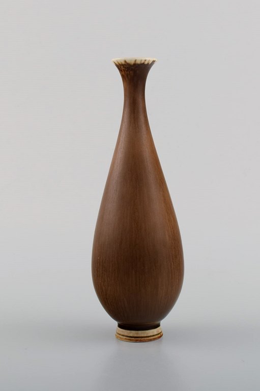 Berndt Friberg (1899-1981) for Gustavsberg Studiohand. Vase i glaseret stentøj. 
Smuk glasur i brune nuancer. Dateret 1961.
