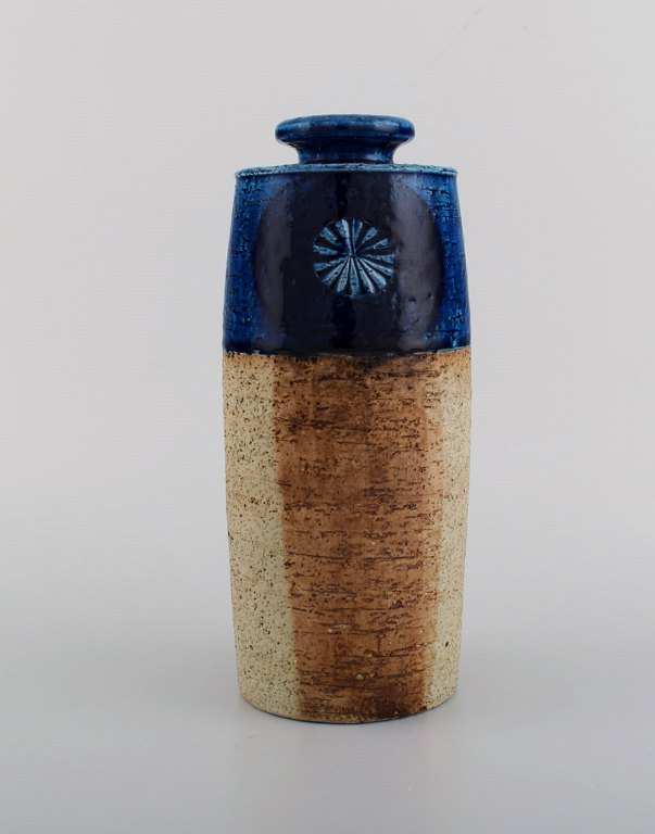 Inger Persson (b. 1936) for Rörstrand. Vase in partially glazed ceramics. 
Swedish design, 1970s.
