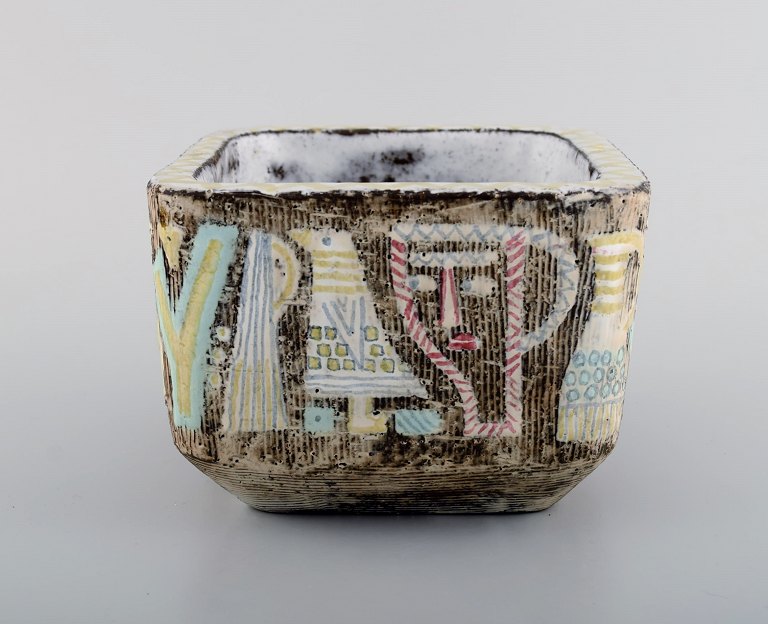 Mari Simmulson (1911-2000) for Upsala-Ekeby. Bowl / flowerpot in hand-painted 
glazed ceramics. Mid-20th century.
