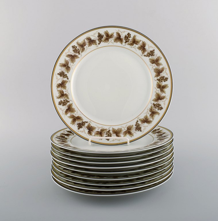 10 Limoges porcelain dinner plates with hand-painted grape vines and gold 
decoration. 1930s / 40s.
