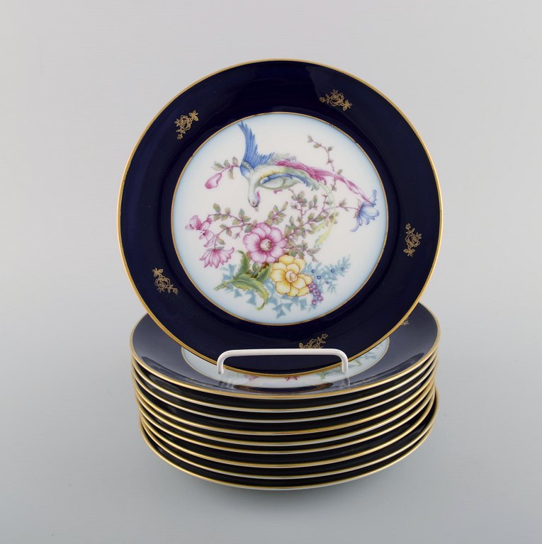 10 Rosenthal tallerkener i porcelæn med håndmalede blomster, fugle og 
gulddekoration. 1930