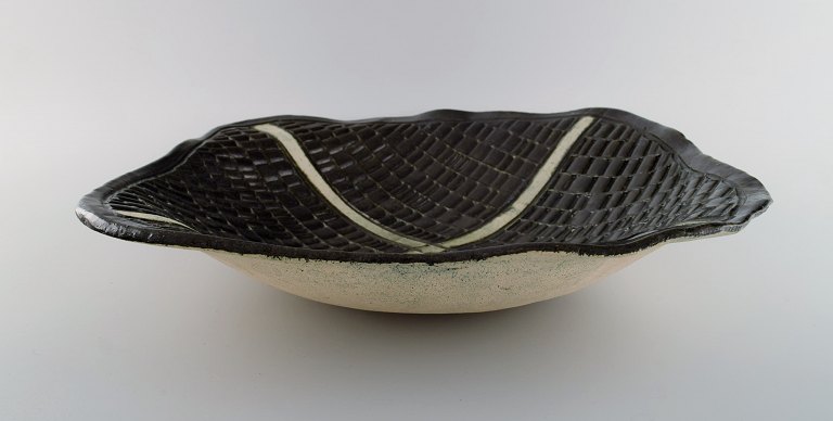 European studio ceramicist. Large unique dish / bowl in glazed ceramics. Late 
20th century.
