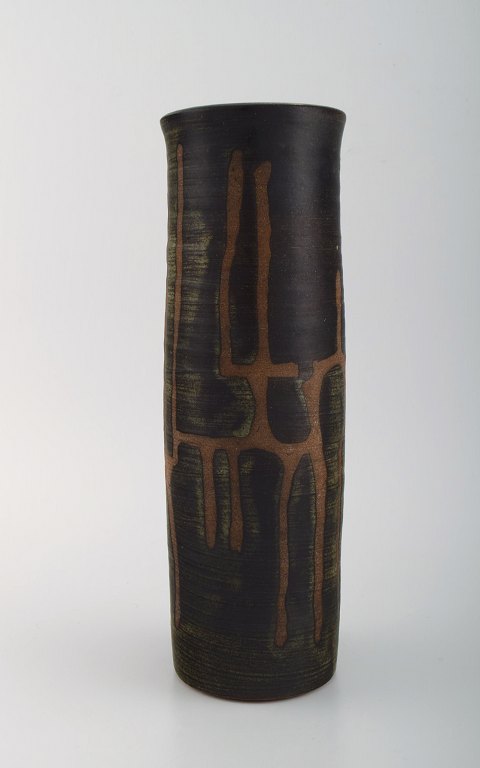 European studio ceramicist. Vase in glazed ceramics. Beautiful glaze in brown 
shades. 1960s / 70s.
