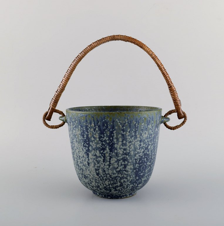 Arne Bang (1901-1983), Danmark. Isspand i glaseret keramik med hank i flet. 
Modelnummer 15. Smuk glasur i blå nuancer. 1940/50