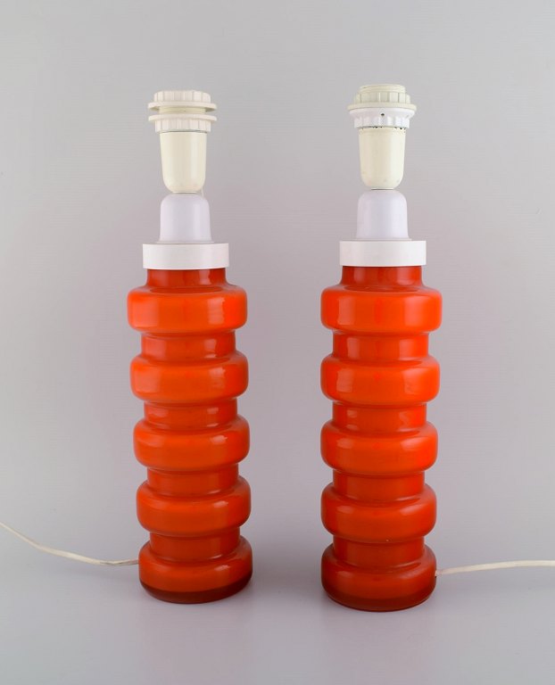 PO Ström for Alsterfors. To bordlamper i orange mundblæst kunstglas. Svensk 
design, 1960