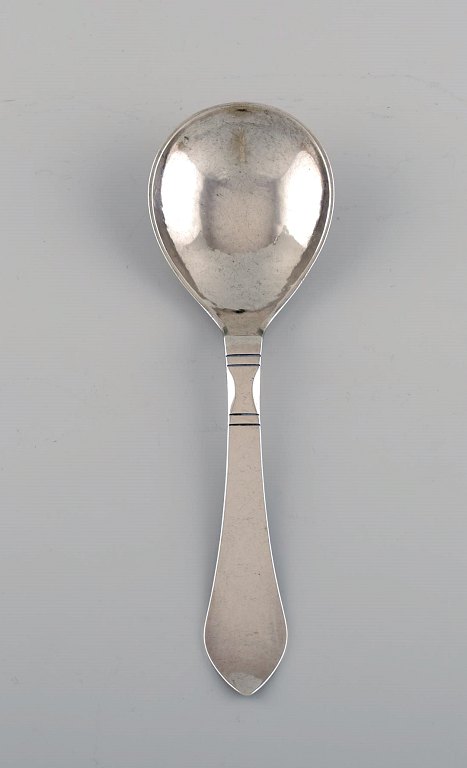 Georg Jensen Antik serveringsske i sølv. Dateret 1915-1930.
