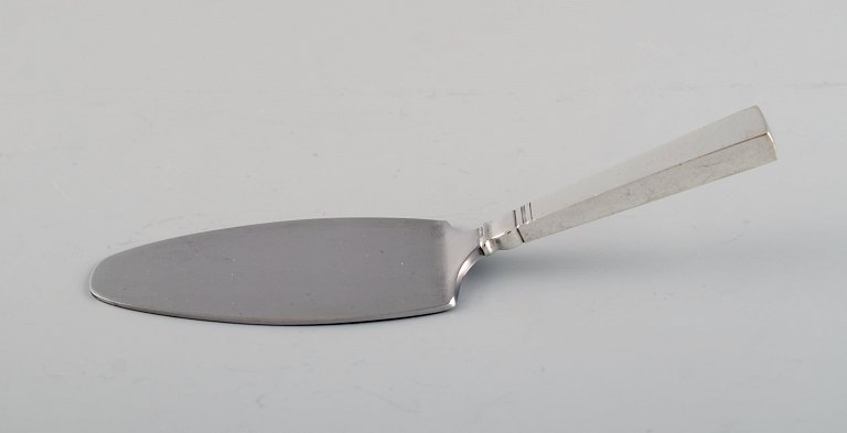 Just Andersen for Georg Jensen. Blok / Acadia serving spade in sterling silver 
and stainless steel. Dated 1933-1944. 

