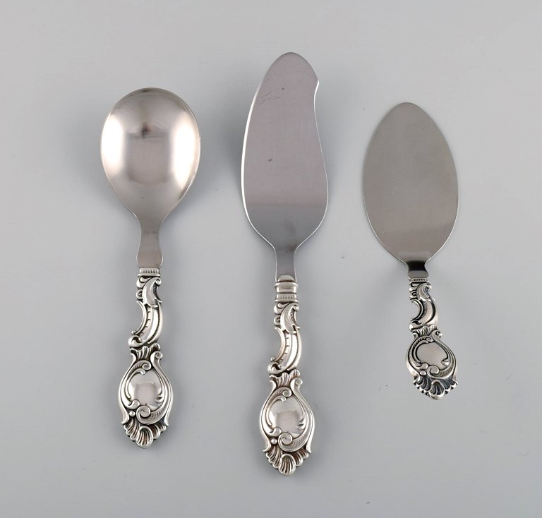 Danish silversmith. Three serving parts in silver (830). Rococo style, 1940s.
