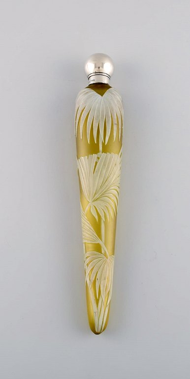 Thomas Webb & Sons, England. Antik art nouveau parfume flakon, mundblæst 
kunstglas med hvidt overfangsglas. Dekoration i form af palmeblade og 
sommerfugl. Ca. 1900.
