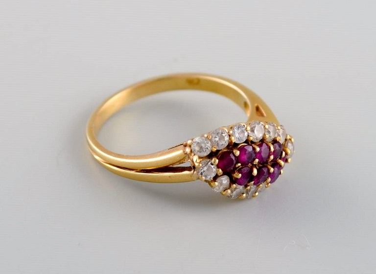 Skandinavisk guldsmed. Ring i 18 karat guld prydet med diamanter og lilla sten. Midt 1900-tallet.