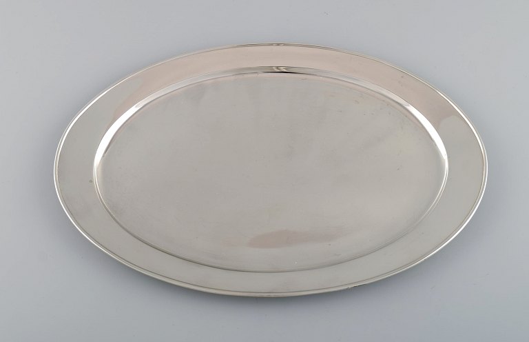 Tiffany & Company, New York. Oval serving dish in sterling silver. 1930s.
