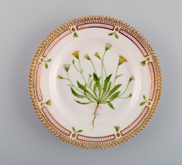 Royal Copenhagen Flora Danica desserttallerken i håndmalet porcelæn med blomster 
og gulddekoration. Modelnummer 20/3551.  
