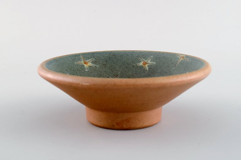 European studio ceramicist. Unique bowl on foot in hand-painted glazed 
stoneware. Late 20th century.
